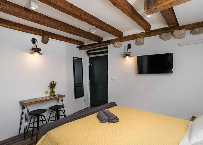 Private Accommodion Linda *