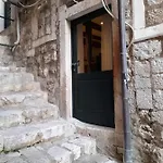 Private Accommodion Linda דירה *