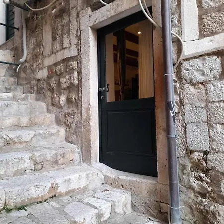 Private Accommodion Linda דירה *