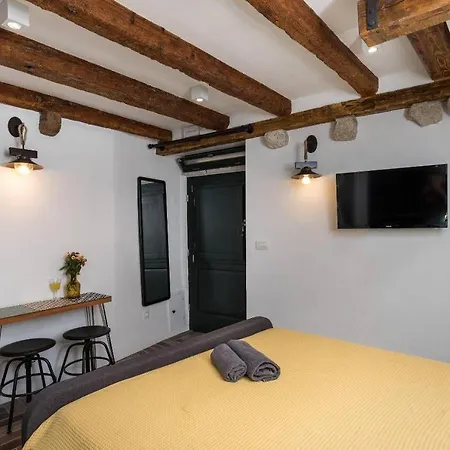 Private Accommodion Linda *