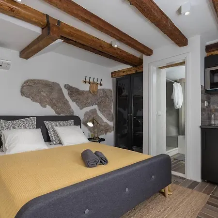 Private Accommodion Linda Apartment *